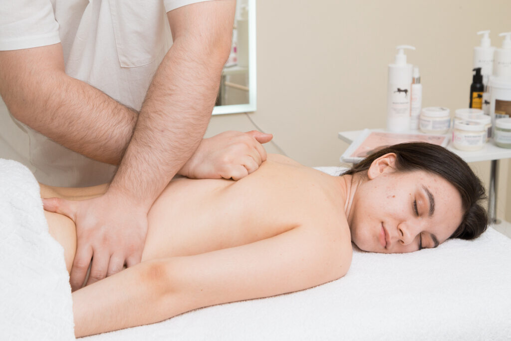 Классический массаж: лечение, релаксация и красота в одном прикосновении